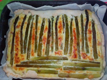 Torta salata con asparagi